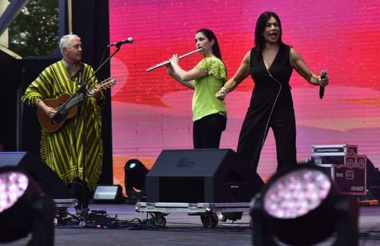 Juan Cancio Barreto, Patricia Álvarez y Mirta Noemí Talavera compartiendo escenario.