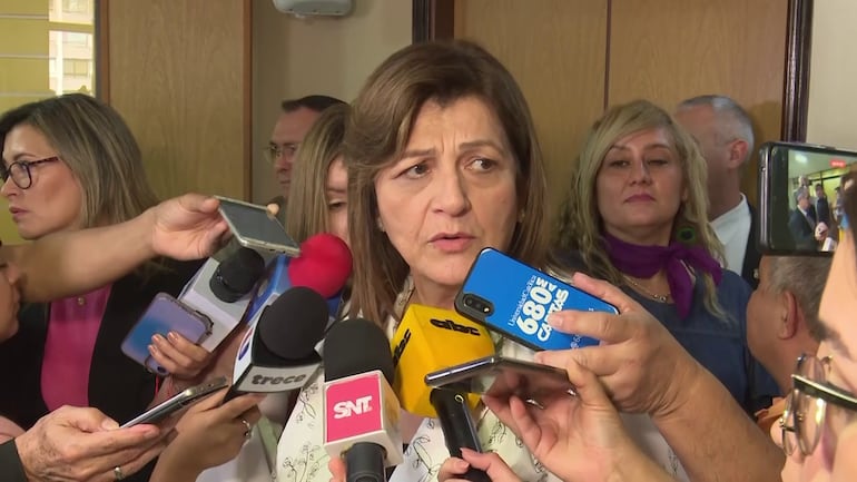 La senadora Blanca Ovelar sigue buscando votos para presidir la Cámara de Senadores en el próximo periodo parlamentario.