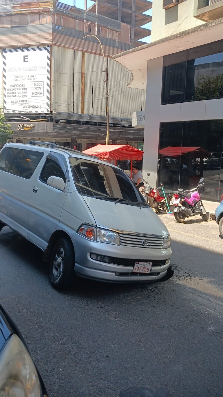 Rueda de una camioneta de gran porte quedó atrapada en un pozo que se abrió en la capa asfáltica de la calle Oliva de Asunción.