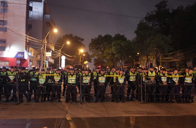 Efectivos de la Policía Nacional en una de las manifestaciones poselecciones. 
