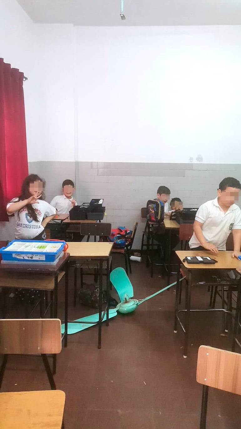 Foto del ventilador que cayó sobre un alumno durante la clase de robótica en el Colegio San Cristóbal de Asunción. 