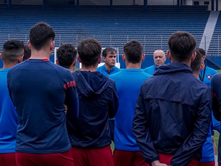 El entrenador Diego Gavilán conversa con los jugadores antes del primer entrenamiento al frente de Cerro Porteño.