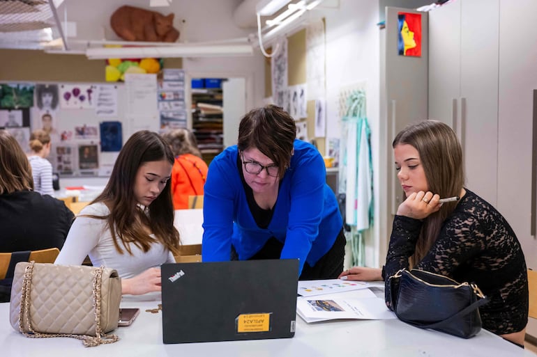 Los estudiantes asisten a una clase sobre alfabetización mediática en la escuela Hiidenkiven Koulu en Helsinki, Finlandia.