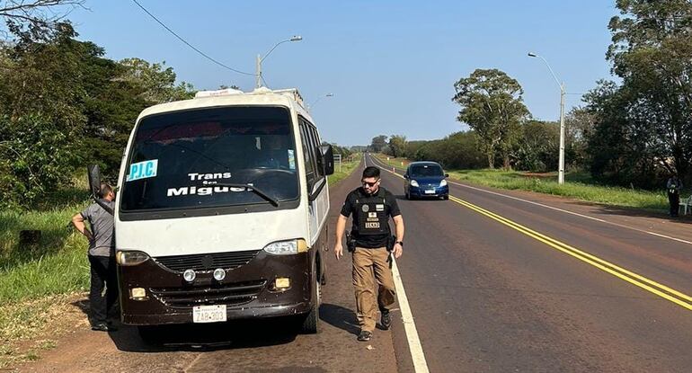 Agentes Especiales de la Dirección de Inteligencia Estratégica (DIE) revisan el bus que tenía como destino la ciudad de Pedro Juan Caballero.