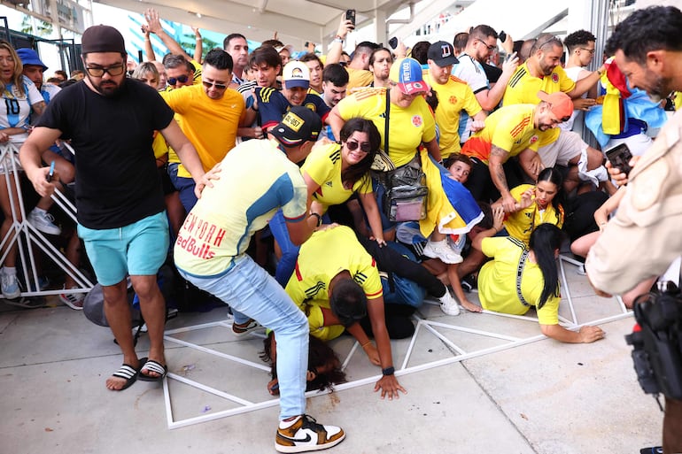 El ingreso al Hard Rock Stadium para la final de la Copa América 2024 fue desbordado por hinchas colombianos y argentinos, obligando al retraso del inicio del partido entre Argentina y Colombia. 