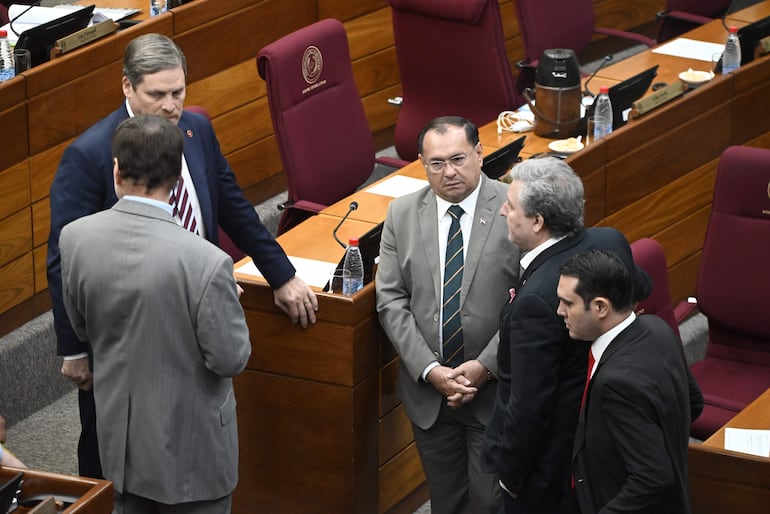 Senadores de diversas bancadas ayer durante la sesión ordinaria.