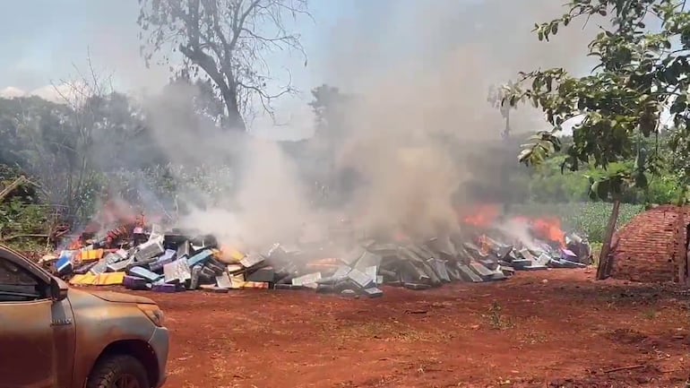 El proceso de incineración de la marihuana incautada en Canindeyú.