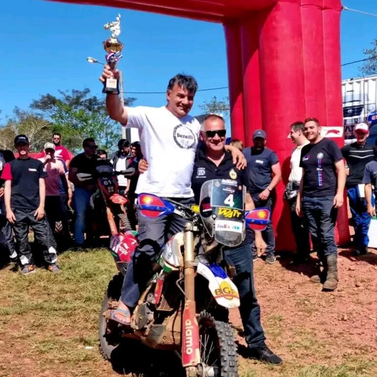 Carlos Zarza Alliana (de blanco), conocido como Carlos “Zarca” en el mundo motor, ubicado en la EBY.