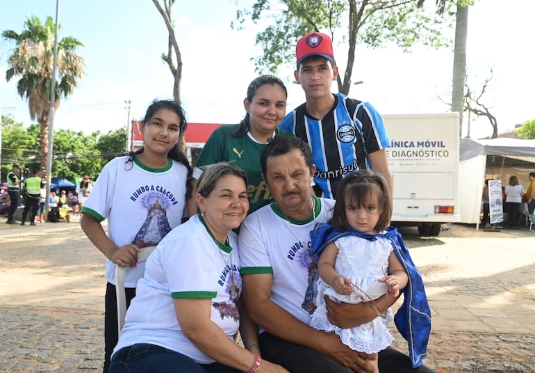 María Lidia, Víctor Hugo y su familia volvieron a agradecer por la salud de Graciela Luján, quien llegó vestida de la Virgencita Azul.