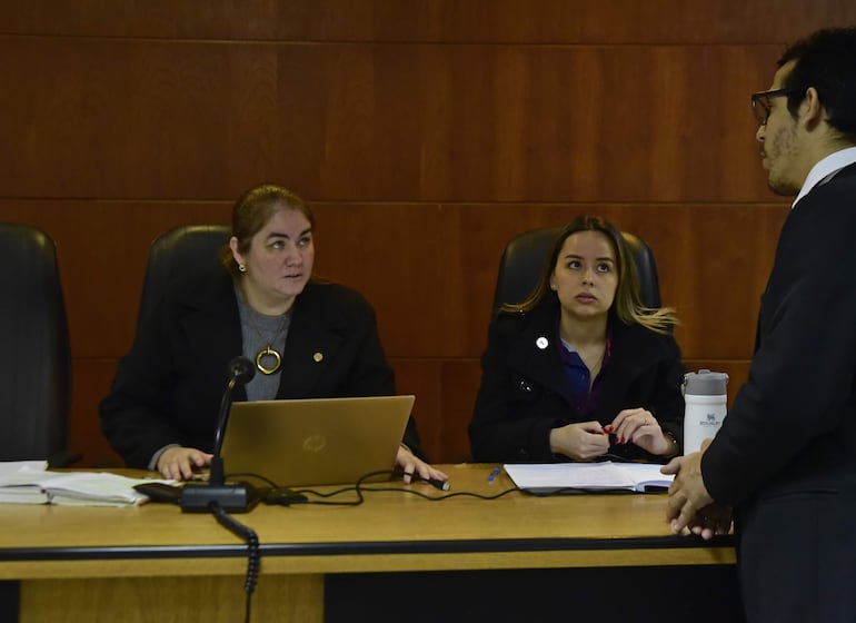 Diana Raquel Carvallo (izq.), jueza penal de Garantías N° 5 de la Capital, habla con sus funcionarios antes de ser recusada.