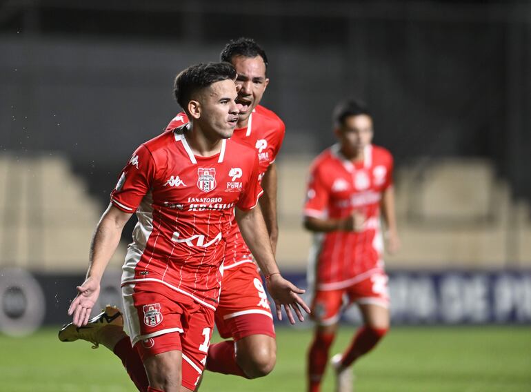 Teodoro Arce sale a festejar el único tanto del partido para el triunfo por la mínima sobre Ameliano, anoche en el Arsenio Erico.