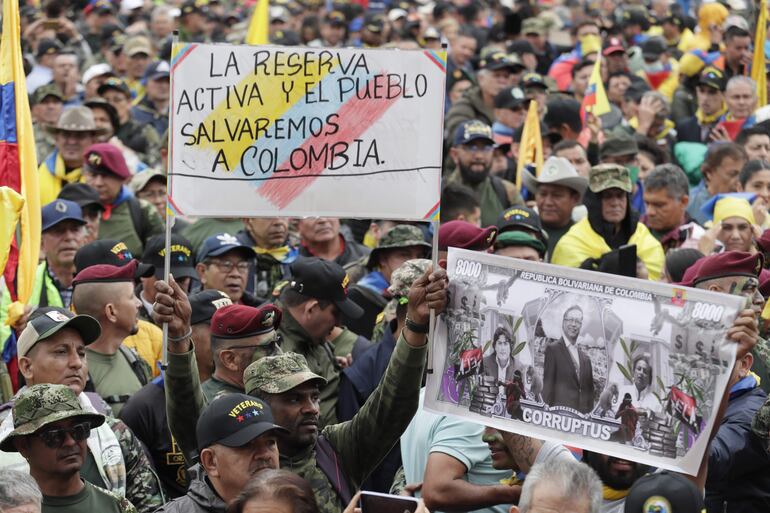 Militares retirados se manifiestan en contra del Gobierno del presidente de Colombia, Gustavo Petro, hoy, en la plaza de Bolívar, en Bogotá.