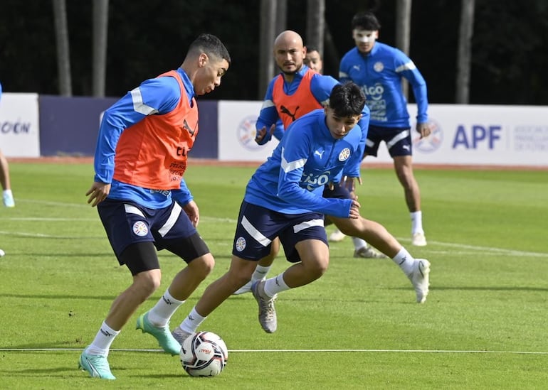 Miguel Almirón ante la marca de Alexis Cantero, en el CARDE de Ypané.