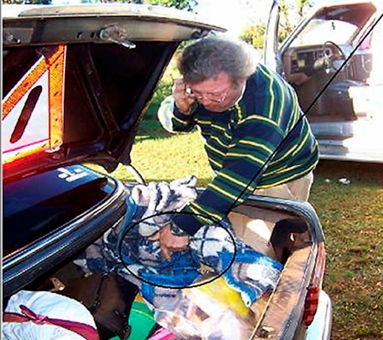 Pedro Schaerer (padre de Cristian) manipulando evidencias incautadas en allanamiento por el secuestro de su hijo. 
(Archivo 2007).