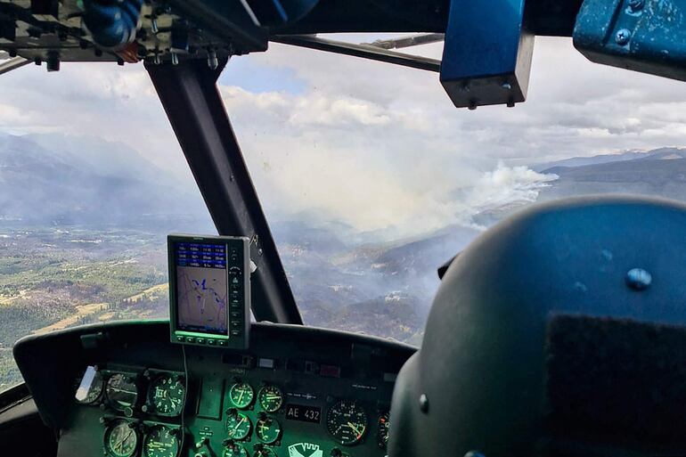 Aeronave militar de Argentina sobrevuela la zona de  El Bolson, en la Patagonia afectada por los incendios. 