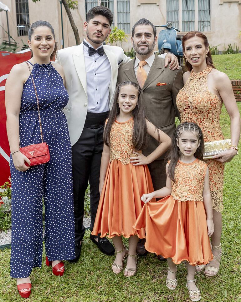 Mateo Cuevas rodeado de su familia.