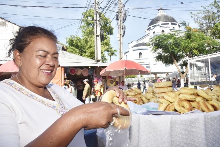 La chipa es nuevamente la preferida. A la mañana  temprano acompaña al cocido con leche  y desde las 9:00 a la  butifarra.