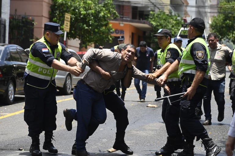 Detenidos en inmediaciones del Congreso Nacional, donde tratan ley de Superintendencia de Jubilaciones.