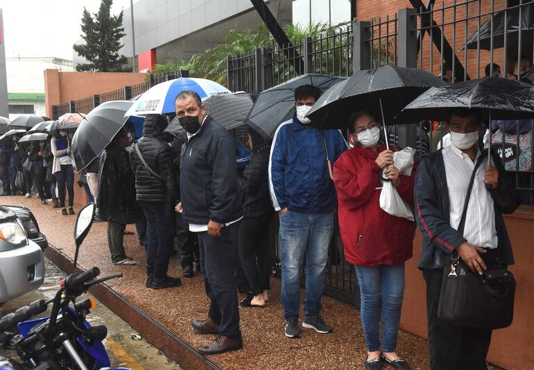 Larga fila de gestores y usuarios esperando atención en los Registros Públicos.