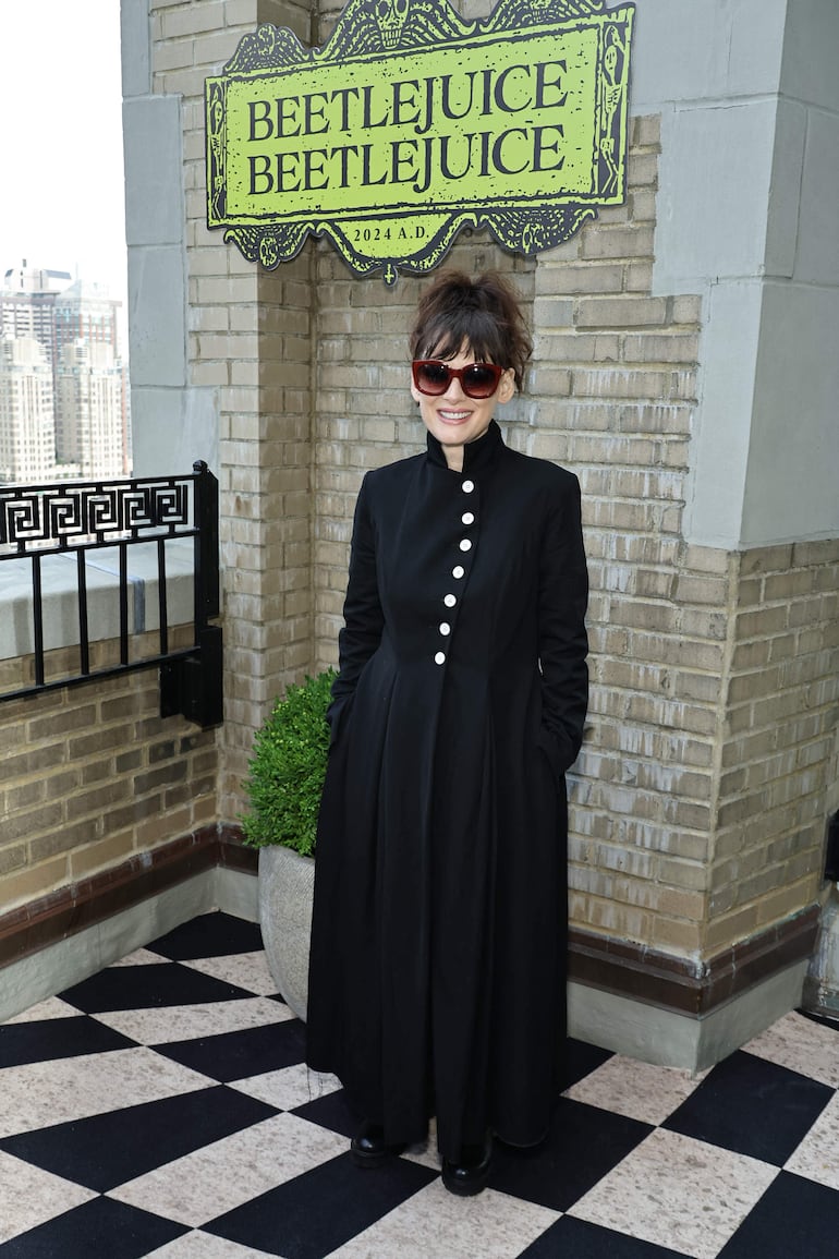 La actriz Winona Ryder posa en Nueva York durante la promoción del filme "Beetlejuice Beetlejuice".  (Theo Wargo/Getty Images/AFP)

