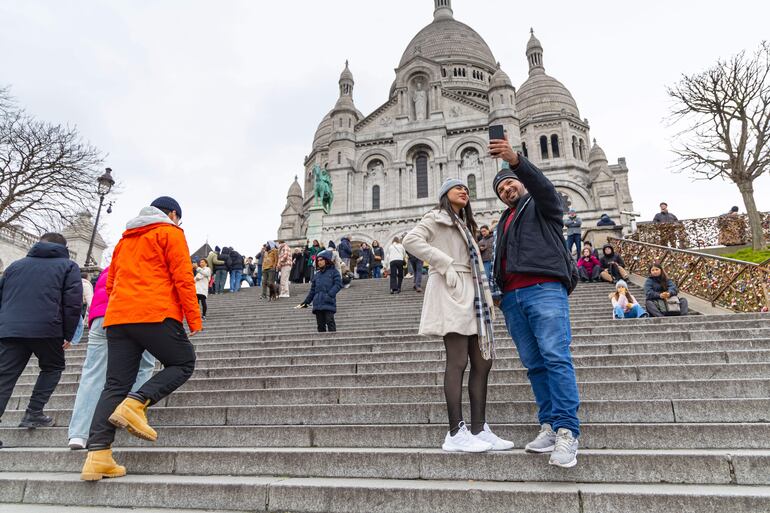 Personas pasean cerca de la Basílica del Sagrado Corazón en el barrio de Butte Montmartre en París.