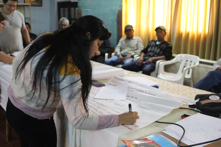 Docentes indígenas trabajan durante un conversatorio sobre los desafíos del sector, organizado por la Red por el Derecho a la Educación de Paraguay.