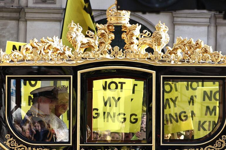 Protestas en los alrededores del Parlamento británico, previo a la ceremonia de apertura del legislativo, por donde pasaba la carroza del rey Carlos III y la reina consorte, Camila.  (AFP)