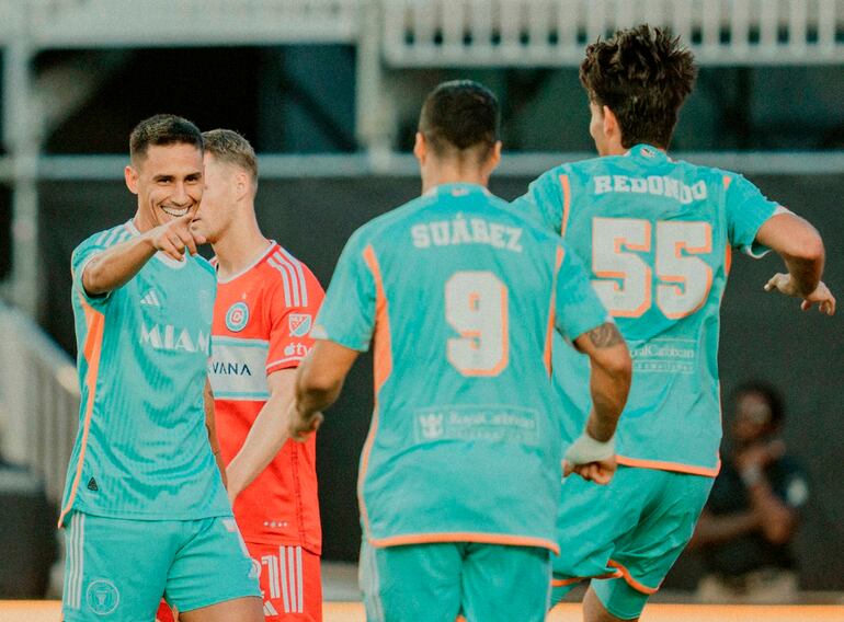 Matías Rojas festeja su gol con Luis Suárez y el argentino Federico Redondo