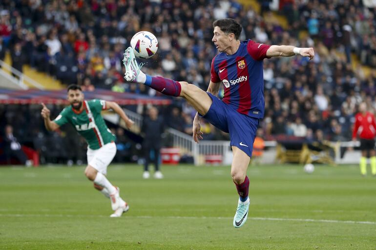 BARCELONA 12/11/2023.- El delantero polaco del FC Barcelona Robert Lewandowski controla el balón durante el partido correspondiente a la jornada 13 de LaLiga que disputan FC Barcelona y Deportivo Alavés este domingo. EFE/ Alberto Estevez
