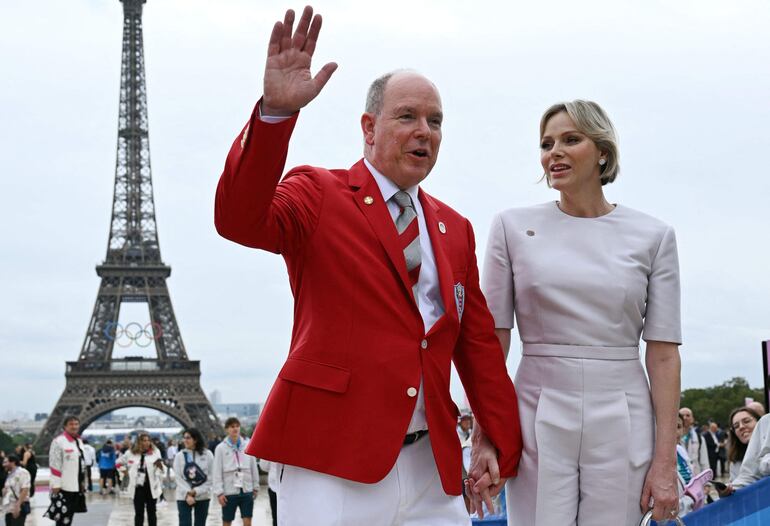 El príncipe Alberto II  de Mónaco y la princesa Charlene de Mónaco llegando a la ceremonia de apertura de los Juegos Olímpicos París 2024.