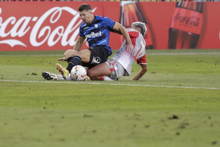 AMDEP8918. TALCAHUANO (CHILE), 03/04/2024.- Cris Martínez (i) de Huachipato disputa el balón con Eros Mancuso de Estudiantes este miércoles, en un partido de la fase de grupos de la Copa Libertadores entre Huachipato y Estudiantes en el estadio Huachipato en Talcahuano (Chile). EFE/ Esteban Paredes Drake
