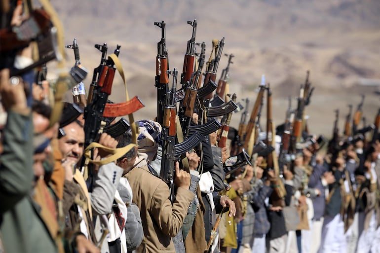 Personas armadas durante una marcha contra Estados Unidos e Israel en Saná, Yemen, este martes.