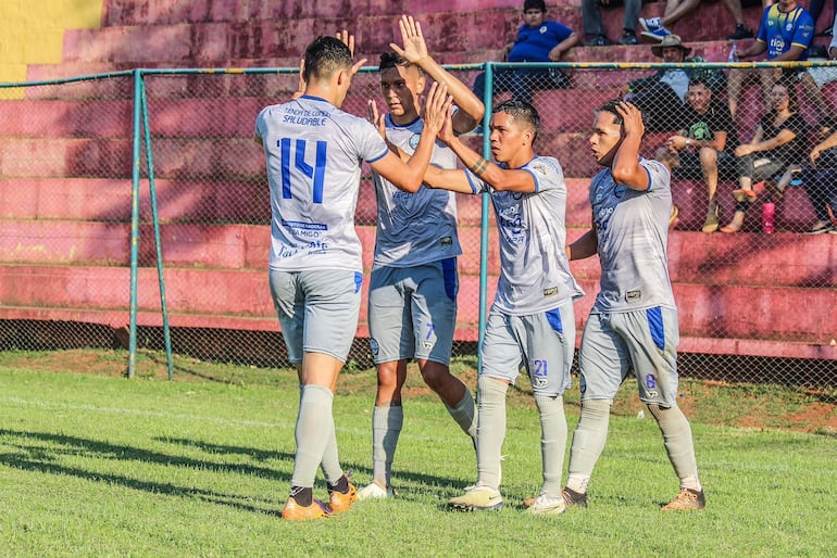 Estiven Pérez, autor de tres goles recibe las felicitaciones de Hugo Oviedo (14), Matías Alfonso y Kevin Salinas. (Foto: APF)