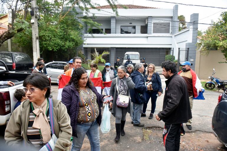 Quinieleros se manifestaron frente a Conajzar ayer de mañana. Piden formalizar sus trabajos.