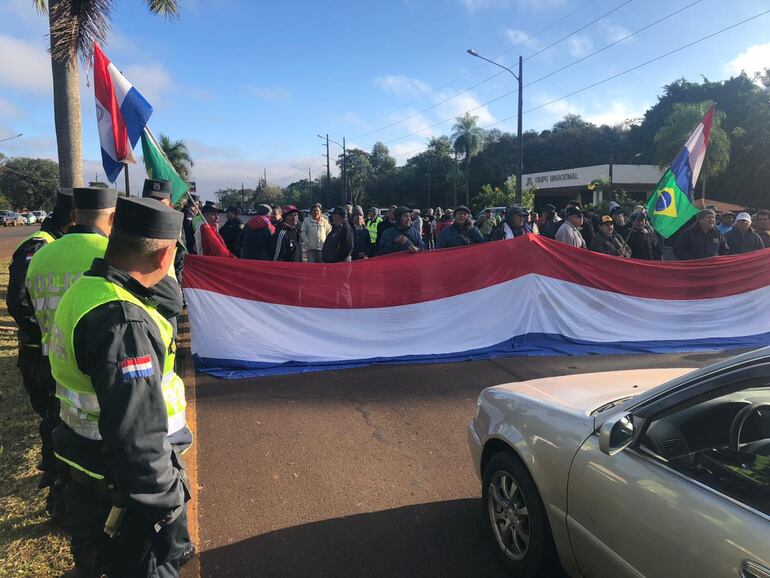 La manifestación se realiza frente al Centro Ambiental de Itaipú.