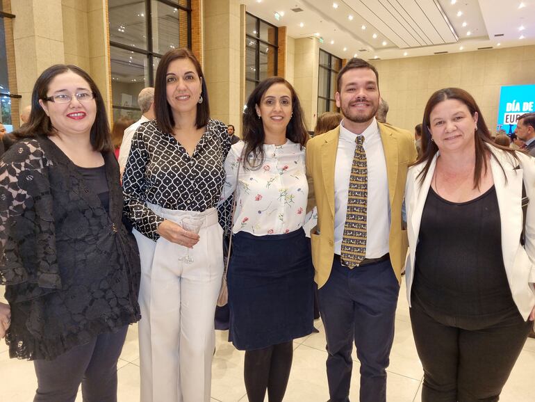 Natalia Galeano, Cynthia Florentín, María José Garcete, Augusto Mareco y Becky Benítez.