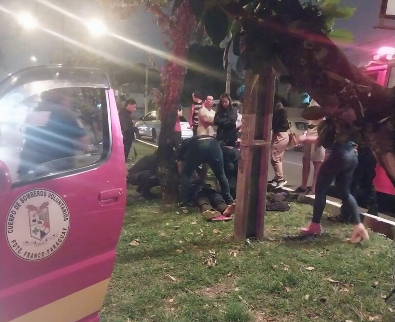 La víctima fue auxiliada por bomberos voluntarios de Presidente Franco hasta el Hospital Regional de Ciudad del Este.