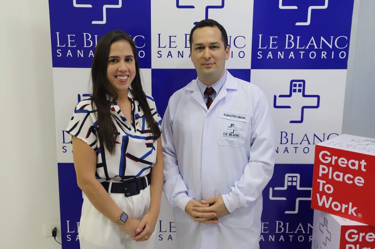 Dra. Letícia Ruiz, vicepresidente de Biomedic S.A., y el Dr.
Gonzalo Ruiz, presidente de Biomedic S.A.