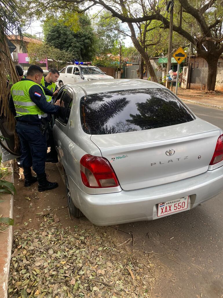 El automóvil Toyota Platz, denunciado como robado, que estaba en poder del recapturado Édgar Agüero.