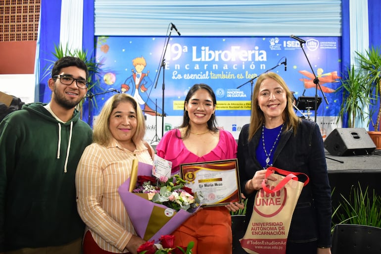 La talentosa artista Liz Meza fue objeto de reconocimiento por la organización de la Libroferia, aquí con Pedro Meza (hermano), Olga Báez (madre), y Nadia Czeraniuk, rectora de la UNAE.