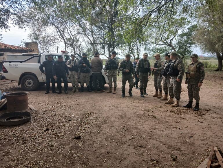 El presunto abigeo detenido, de campera marrón, Juan Rodrigo Medina Leckie (38).