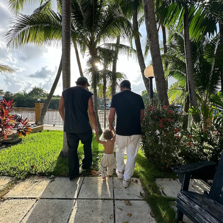 El cumpleañerito Apolo caminando con su abuelo Ricardo Montaner y su papi Mau Montaner. (Instagram/Mau Montaner)