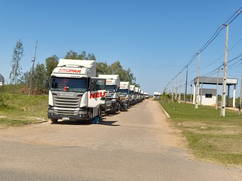 Una larga fila de camiones aguardan para ingresar a ambos puertos de la ciudad de Pilar para retirar cargas que fueron descargados de distintas embarcaciones. Las filas llegaron incluso hasta el patio del aeropuerto "Carlos Miguel Jiménez".