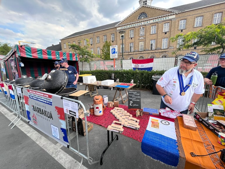 Parte de la comitiva paraguaya participando del Mundial del Asado en Bélgica.