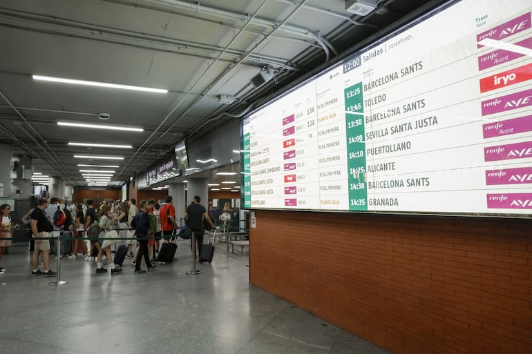 Panel que informa sobre las salidas de los trenes en la estación de trenes de Atocha (Madrid).