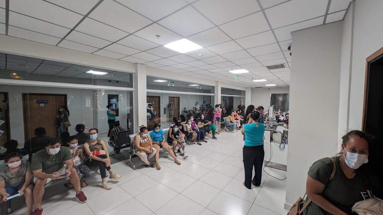 Hospital 12 de Junio, sobrecargado de pacientes con cuadros febriles. 