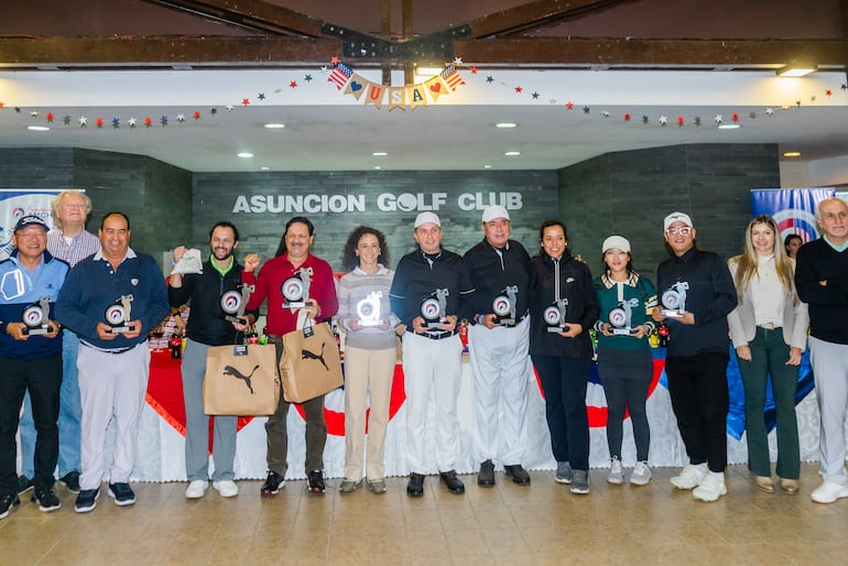 Ganadores de la Copa AmCham celebran con sus trofeos.