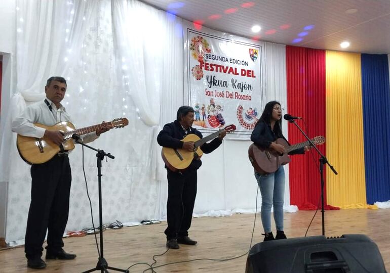 Numerosos grupos musicales y de danzas compartieron con el público presente en la 2ª Edición del Festival Ykua Cajón en San José del Rosario