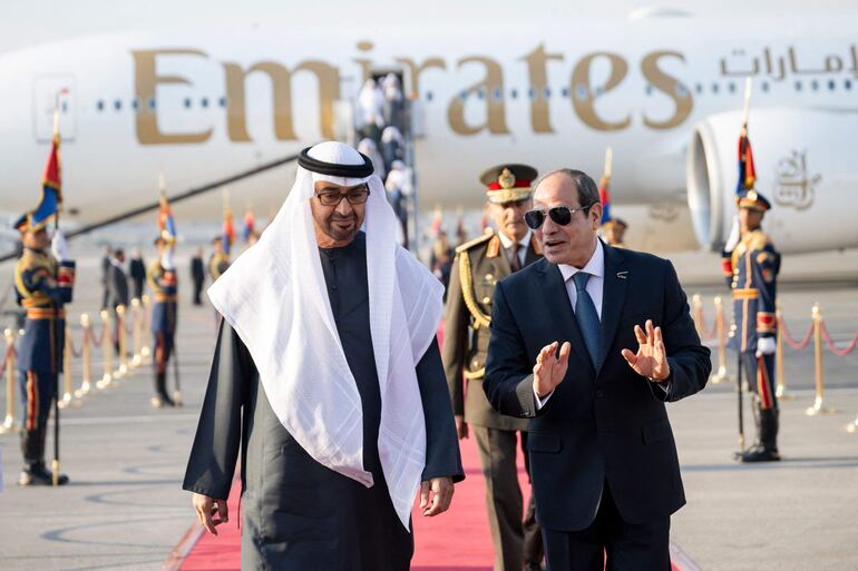 El presidente de los Emiratos Árabes Unidos, Sheikh Mohamed bin Zayed al-Nahyan (i) y el mandatario egipcio, Abdel Fattah al-Sisi.