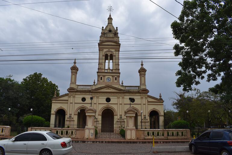 La iglesia de Itauguá abrió nuevamente sus puertas después de varios años con el cambio de párroco. Su arquitectura es inigualable.